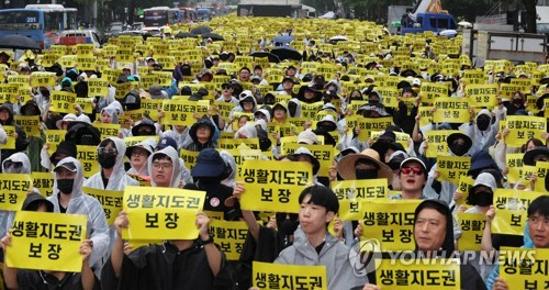 12일 서울 종각역 인근 도로에서 열린 제4차 안전한 교육 환경을 위한 법 개정 촉구 집회에서 참여한 교사 등이 손팻말을 들고 구호를 외치고 있다. [연합뉴스]
